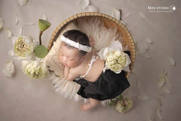 chup anh newborn cho be gai (1)