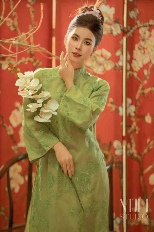 Tạo Dáng Chụp Ảnh Áo Dài Tết – Bộ Ảnh Đầy Sắc Xuân