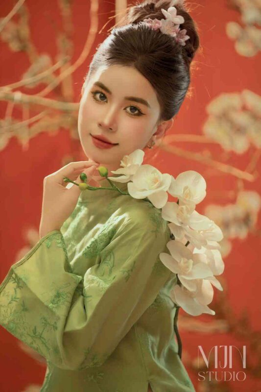 Tạo Dáng Chụp Ảnh Áo Dài Tết – Bộ Ảnh Đầy Sắc Xuân