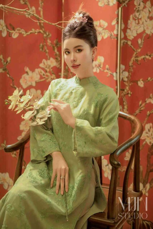 Tạo Dáng Chụp Ảnh Áo Dài Tết – Bộ Ảnh Đầy Sắc Xuân