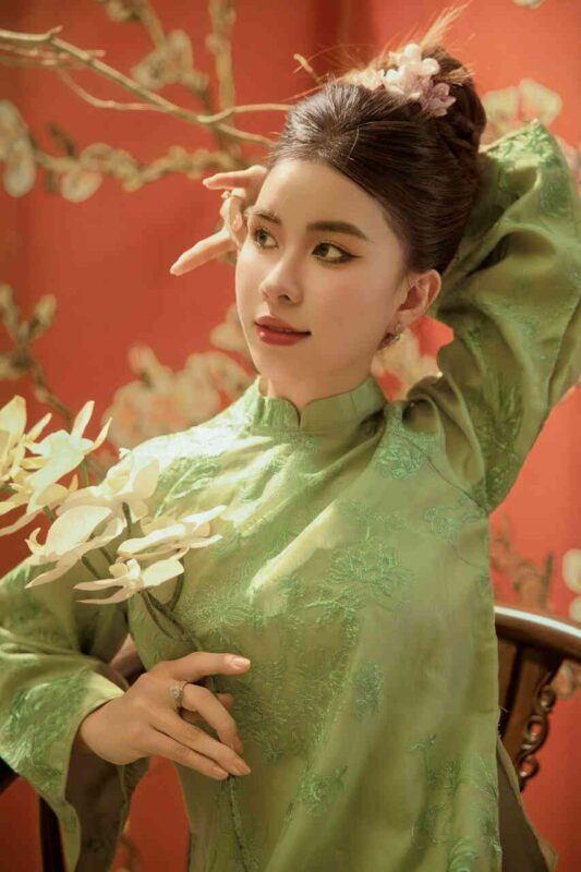 Tạo Dáng Chụp Ảnh Áo Dài Tết – Bộ Ảnh Đầy Sắc Xuân
