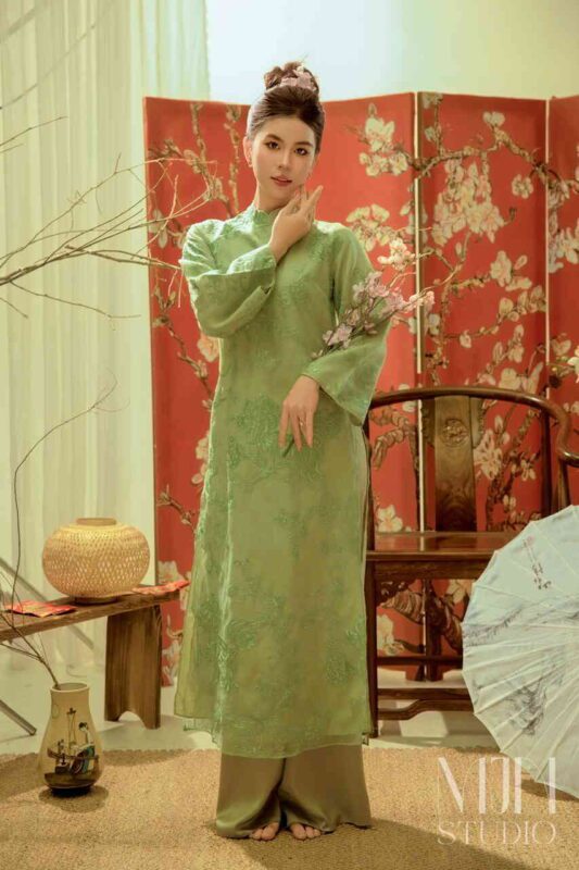 Tạo Dáng Chụp Ảnh Áo Dài Tết – Bộ Ảnh Đầy Sắc Xuân