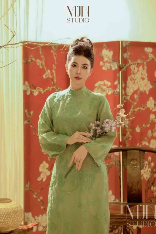 Tạo Dáng Chụp Ảnh Áo Dài Tết – Bộ Ảnh Đầy Sắc Xuân