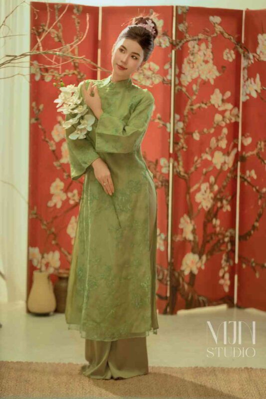 Tạo Dáng Chụp Ảnh Áo Dài Tết – Bộ Ảnh Đầy Sắc Xuân