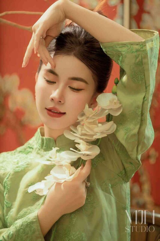 Tạo Dáng Chụp Ảnh Áo Dài Tết – Bộ Ảnh Đầy Sắc Xuân
