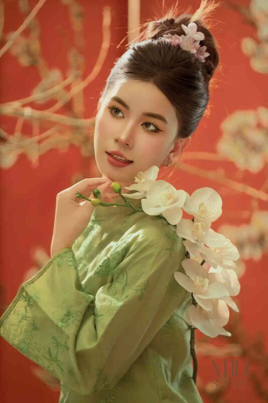 Tạo Dáng Chụp Ảnh Áo Dài Tết – Bộ Ảnh Đầy Sắc Xuân