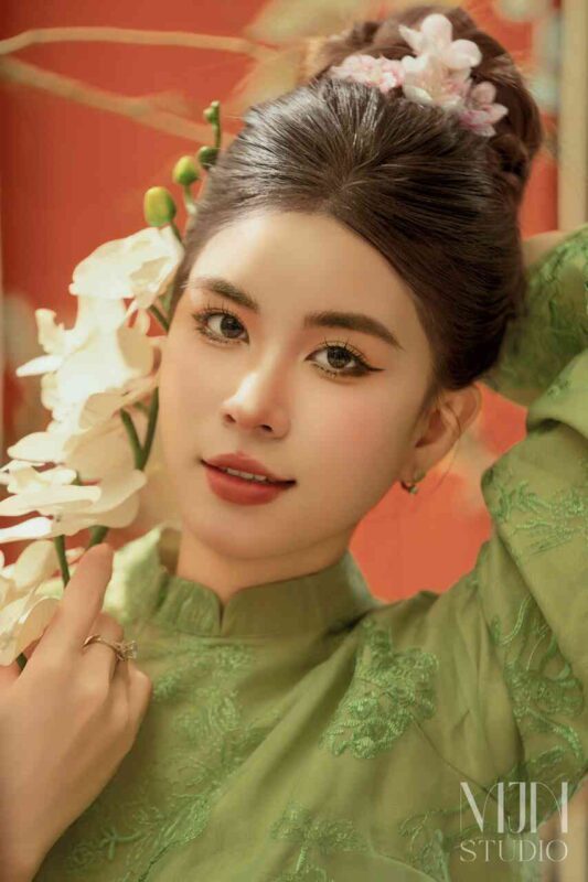 Tạo Dáng Chụp Ảnh Áo Dài Tết – Bộ Ảnh Đầy Sắc Xuân