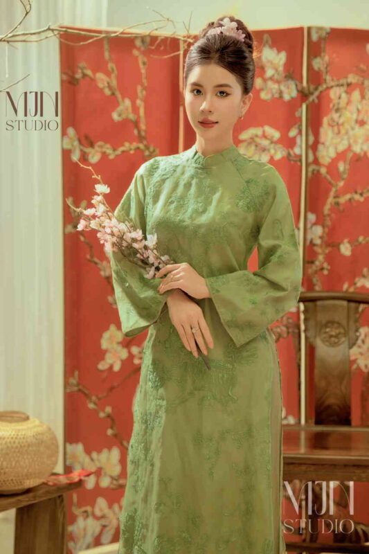 Tạo Dáng Chụp Ảnh Áo Dài Tết – Bộ Ảnh Đầy Sắc Xuân