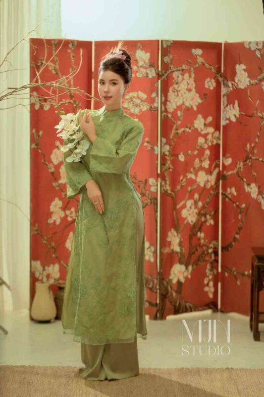 Tạo Dáng Chụp Ảnh Áo Dài Tết – Bộ Ảnh Đầy Sắc Xuân