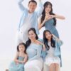 Chụp ảnh gia đình 5 thành viên tone xanh tình cảm nhẹ nhàng