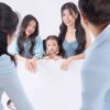 Chụp ảnh gia đình 5 thành viên vui vẻ