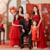Ảnh gia đình Tết concept đỏ tình cảm ấm áp sum vầy