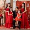 Bộ ảnh gia đình Tết tone đỏ đẹp ấm áp