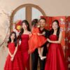 Gia đình Tết tone đỏ ấm áp đầu xuân năm mới đẹp