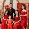 Bộ ảnh gia đình Tết tone đỏ ấm áp đầu xuân năm mới