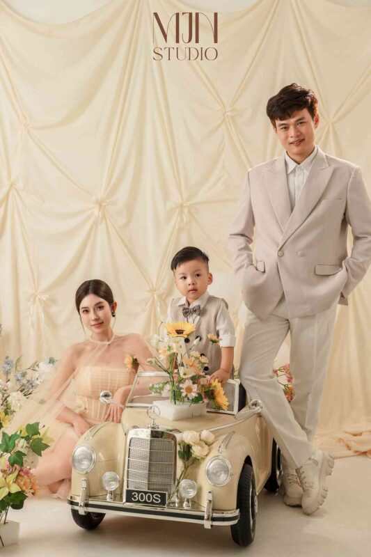 Top ý tưởng chụp ảnh gia đình 3 người concept xe và hoa