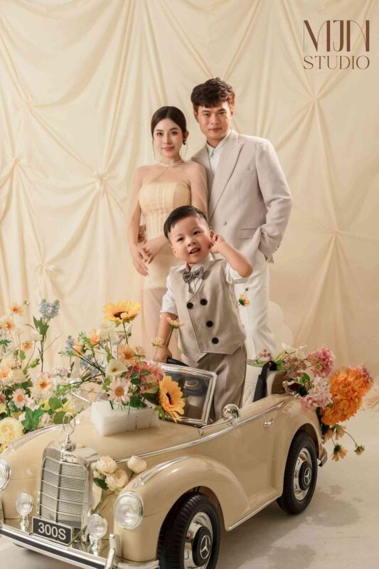 Top ý tưởng chụp ảnh gia đình 3 người concept xe và hoa