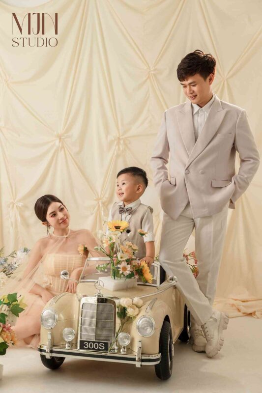 Top ý tưởng chụp ảnh gia đình 3 người concept xe và hoa