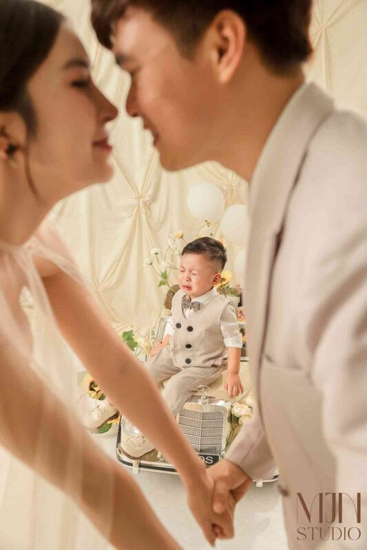 Top ý tưởng chụp ảnh gia đình 3 người concept xe và hoa