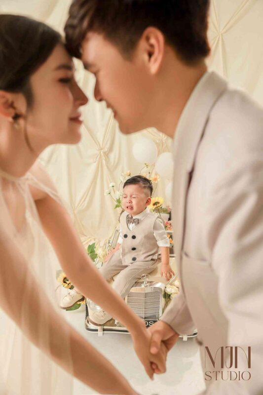 Top ý tưởng chụp ảnh gia đình 3 người concept xe và hoa