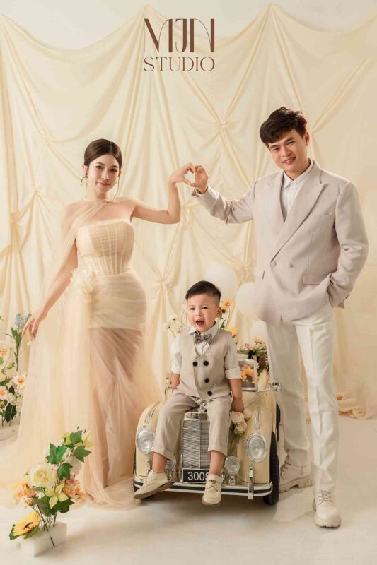 Top ý tưởng chụp ảnh gia đình 3 người concept xe và hoa