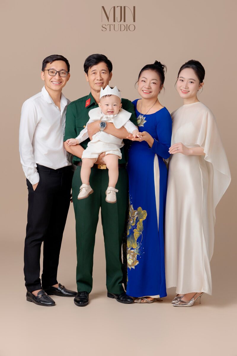 Chụp ảnh gia đình nhiều thế hệ chuyên nghiệp tại studio
