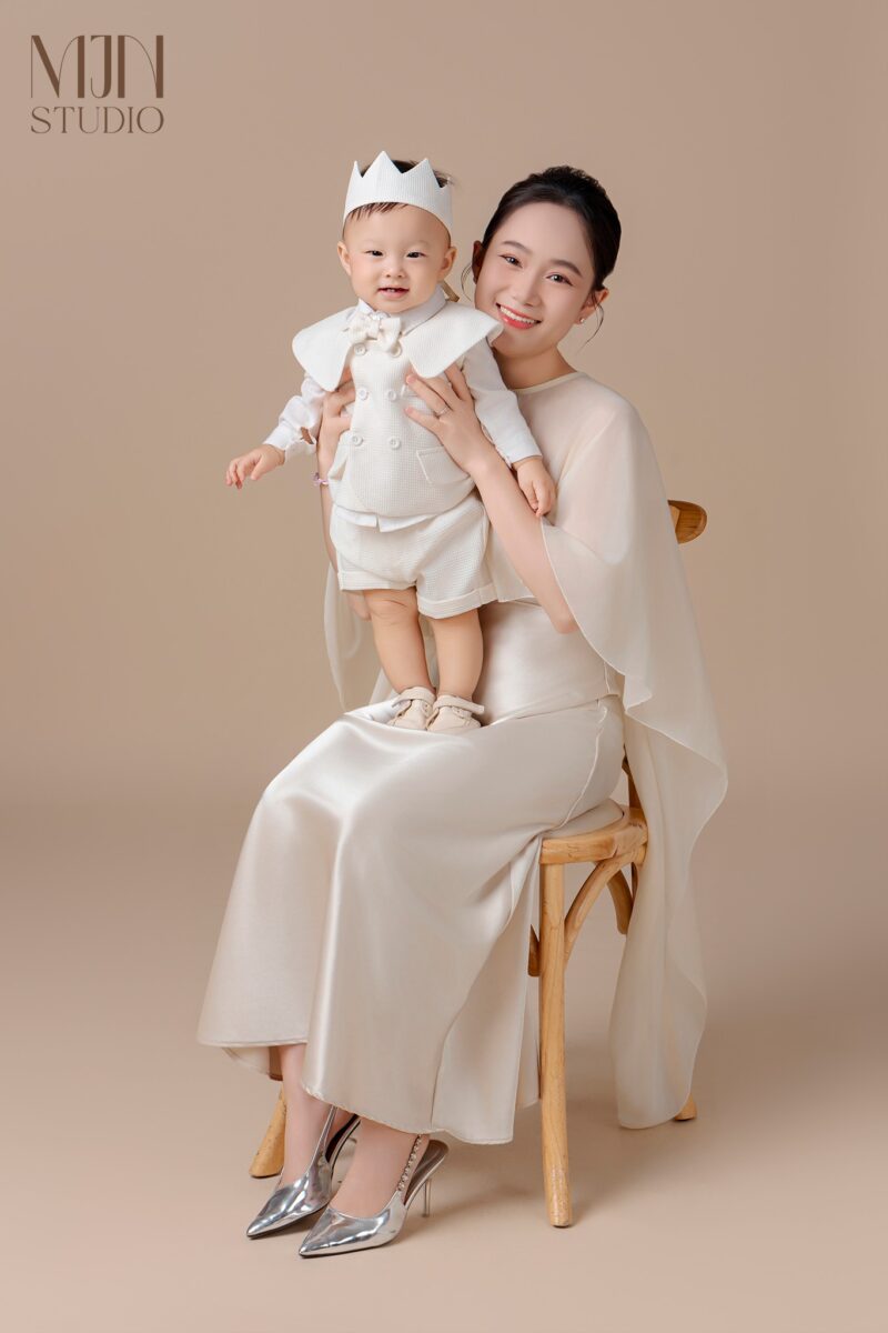 Chụp ảnh gia đình nhiều thế hệ chuyên nghiệp tại studio