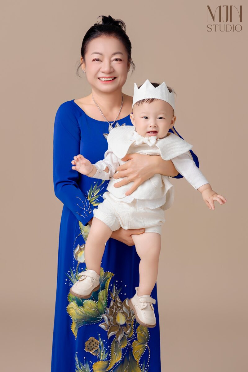 Chụp ảnh gia đình nhiều thế hệ chuyên nghiệp tại studio
