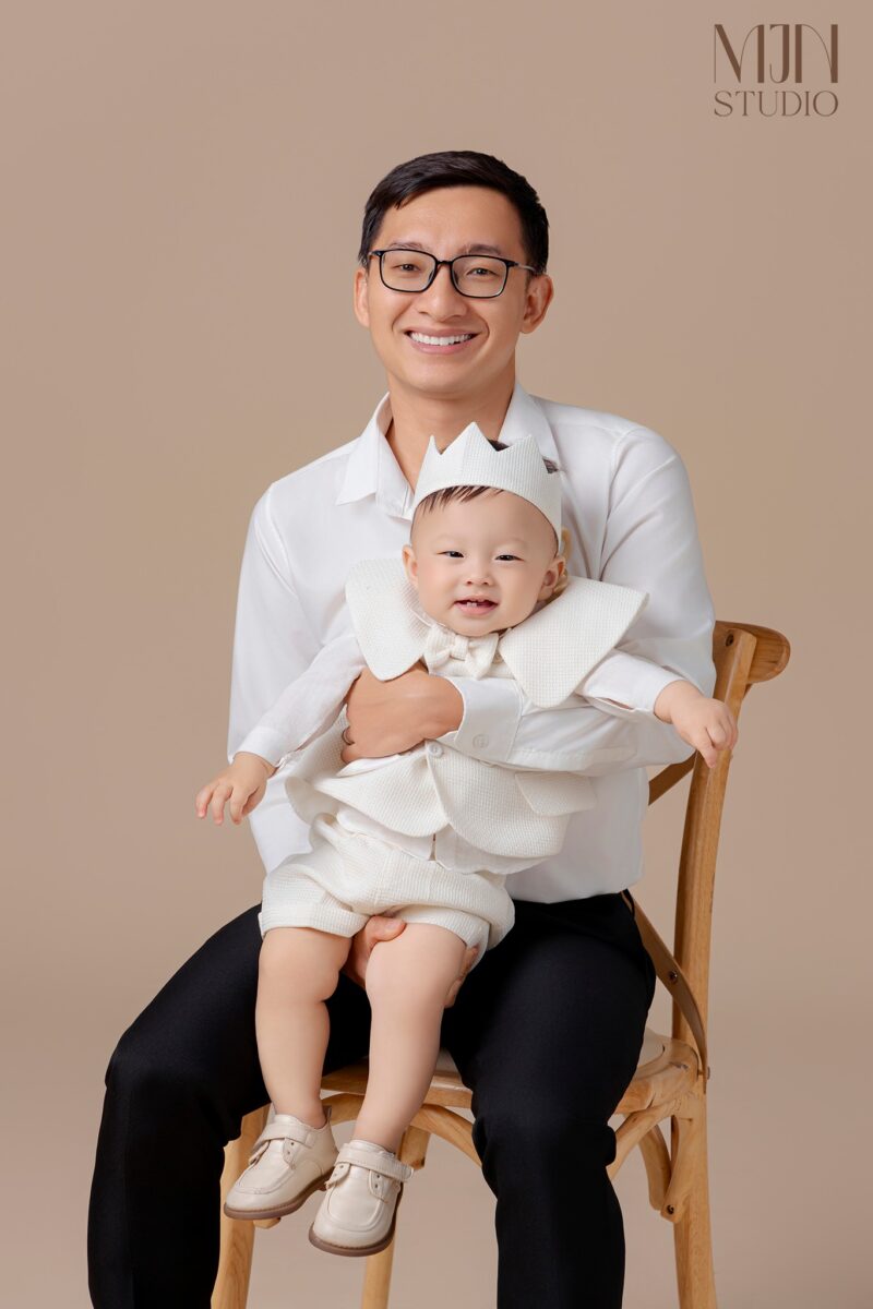 Chụp ảnh gia đình nhiều thế hệ chuyên nghiệp tại studio