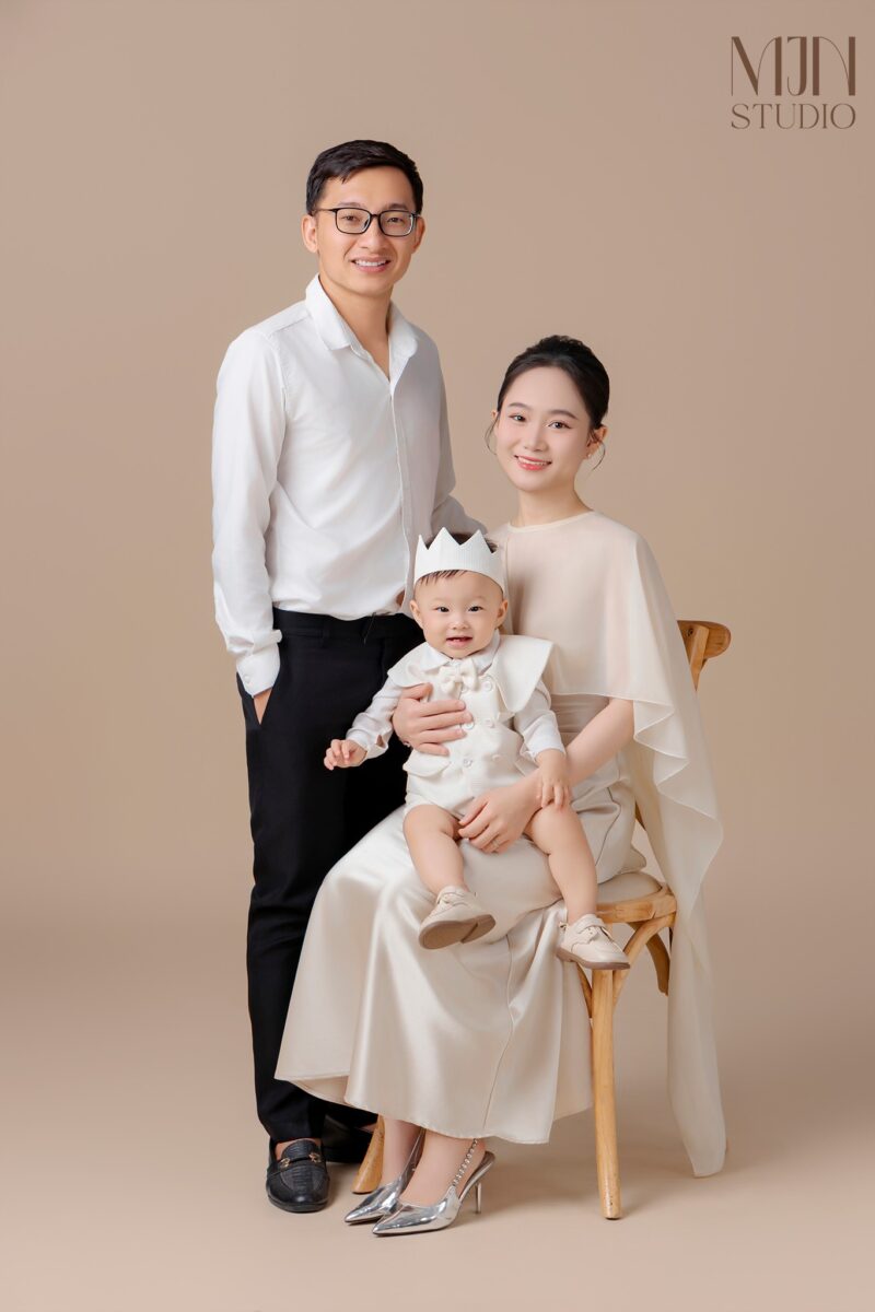Chụp ảnh gia đình nhiều thế hệ chuyên nghiệp tại studio