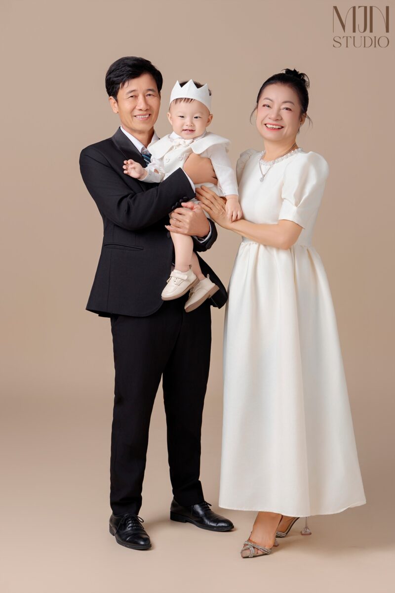Chụp ảnh gia đình nhiều thế hệ chuyên nghiệp tại studio