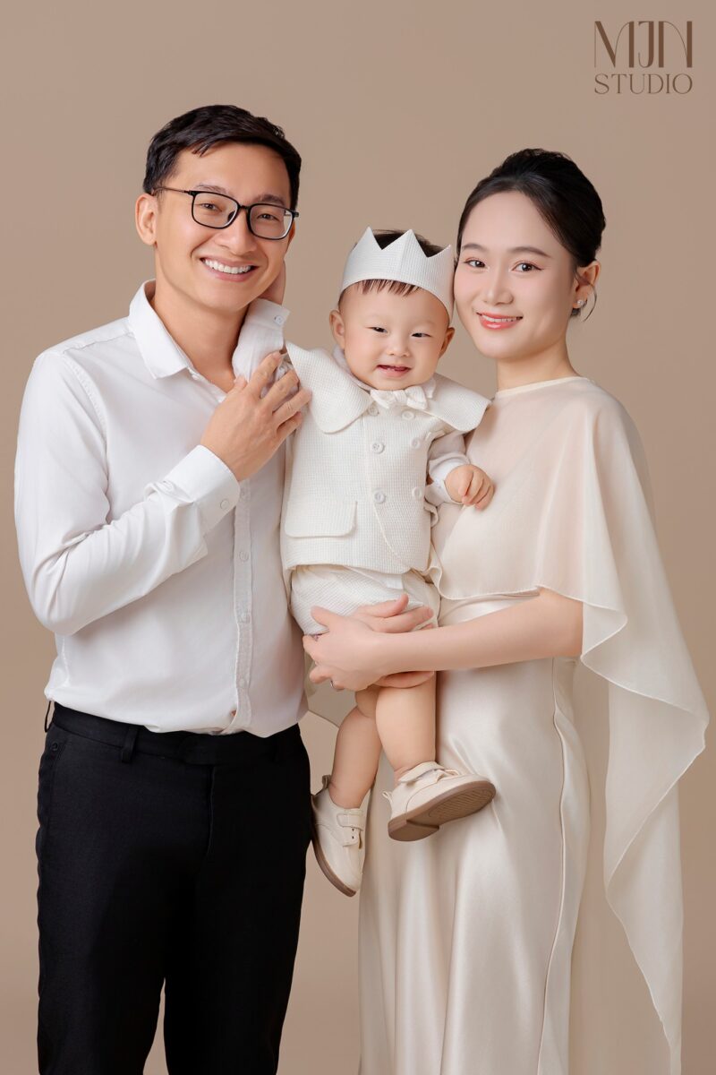 Chụp ảnh gia đình nhiều thế hệ chuyên nghiệp tại studio