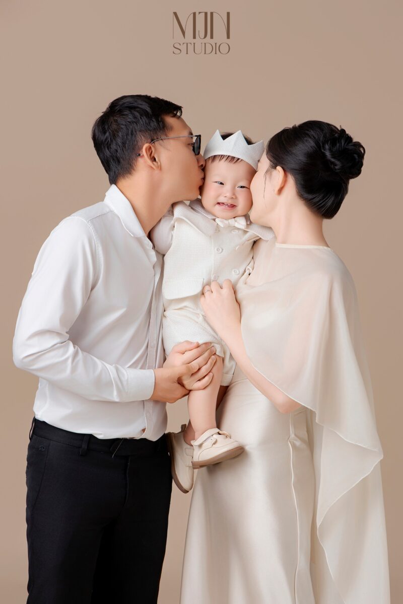 Chụp ảnh gia đình nhiều thế hệ chuyên nghiệp tại studio