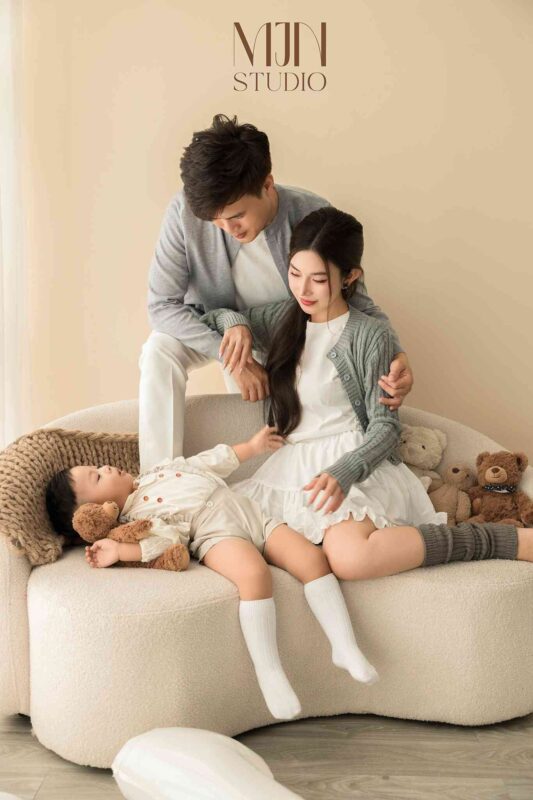 Chạm vào cảm xúc yêu thương qua ảnh gia đình tại MJN Studio