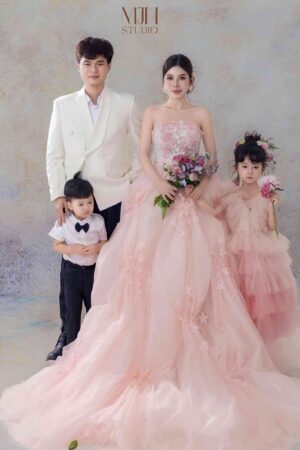 chup anh gia dinh trong studio (1)