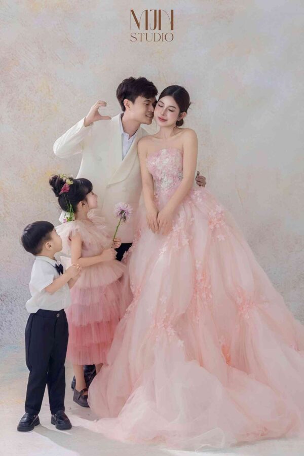 chup anh gia dinh trong studio (10)