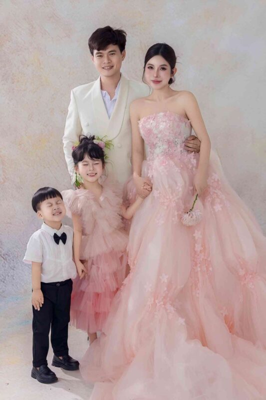 Chụp ảnh gia đình trong studio, lưu giữ trọn vẹn kỷ niệm