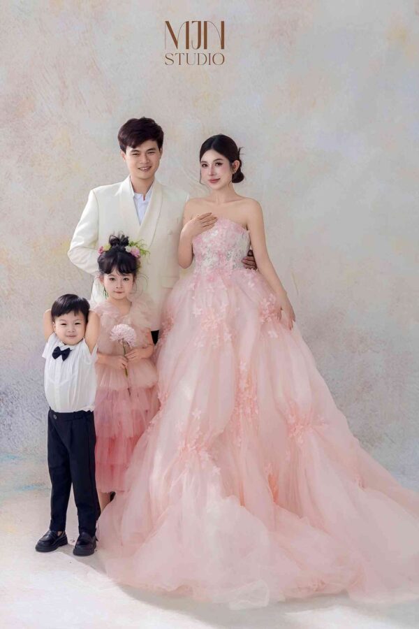 chup anh gia dinh trong studio (4)