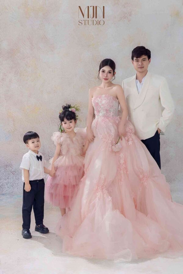 chup anh gia dinh trong studio (5)