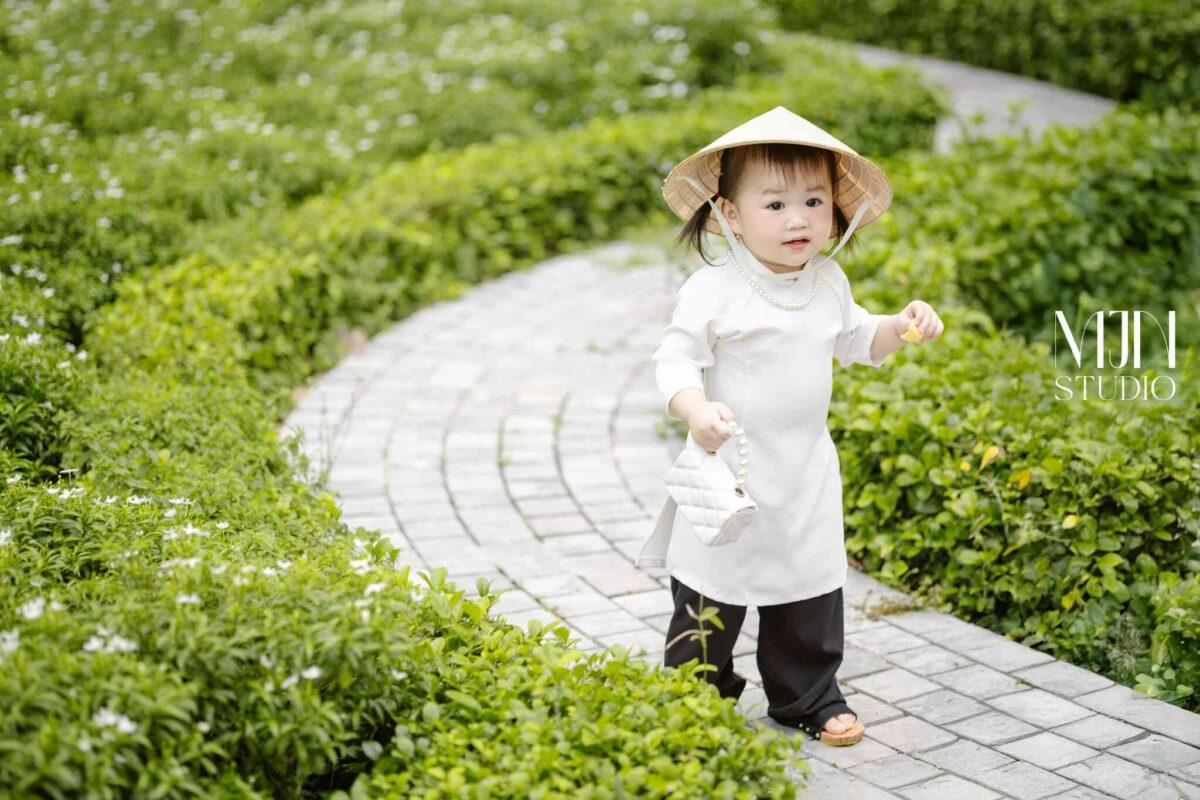 Chụp ảnh cho bé ngoại cảnh tự nhiên, trong trẻo và vui tươi