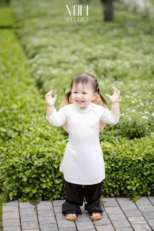 Chụp ảnh cho bé ngoại cảnh tự nhiên, trong trẻo và vui tươi