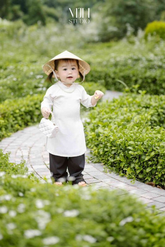 Chụp ảnh cho bé ngoại cảnh tự nhiên, trong trẻo và vui tươi