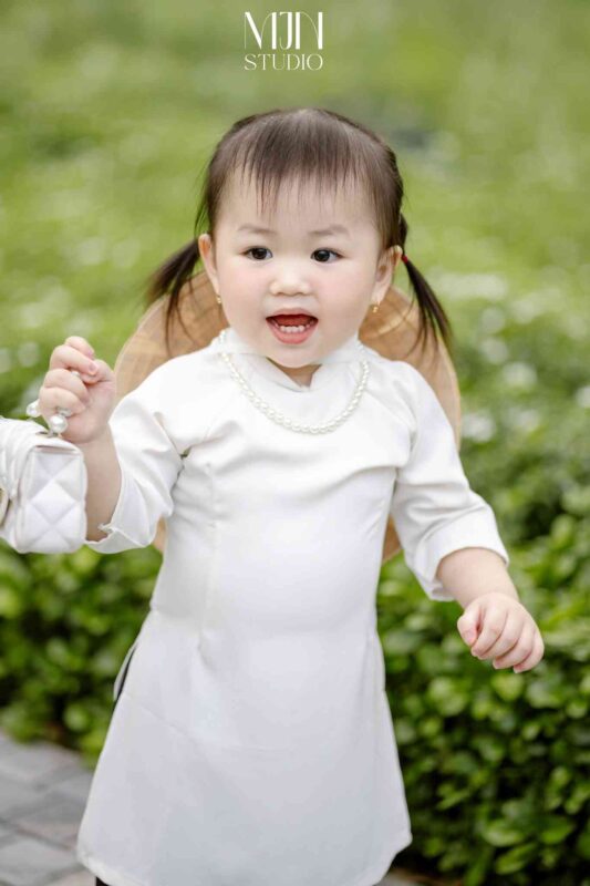 Chụp ảnh cho bé ngoại cảnh tự nhiên, trong trẻo và vui tươi
