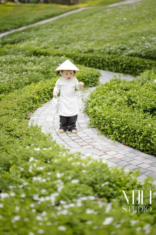 Chụp ảnh cho bé ngoại cảnh tự nhiên, trong trẻo và vui tươi