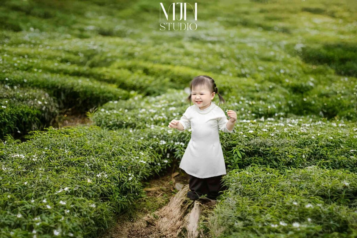 Chụp ảnh cho bé ngoại cảnh tự nhiên, trong trẻo và vui tươi