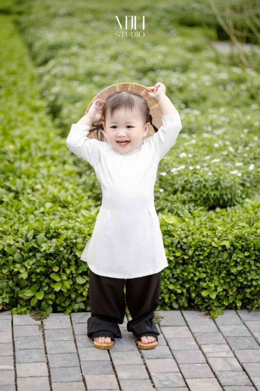 Chụp ảnh cho bé ngoại cảnh tự nhiên, trong trẻo và vui tươi