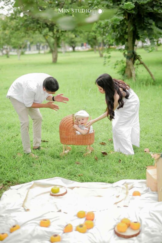 Chụp Ảnh Gia Đình Ngoài Trời – Lưu Giữ Hạnh Phúc Tự Nhiên