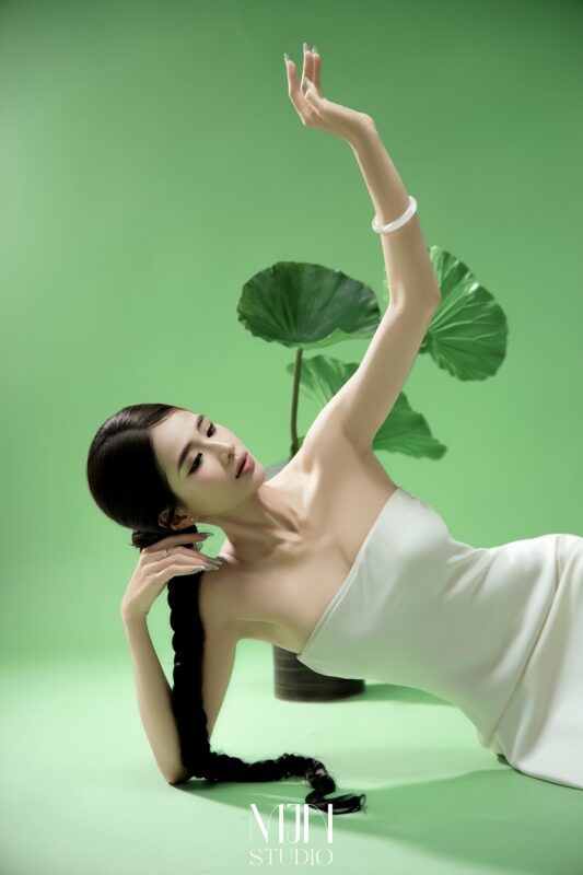 Các tư thế chụp ảnh với hoa sen đẹp dịu dàng tựa nàng thơ