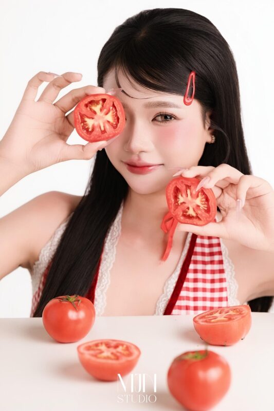Chụp ảnh với hoa quả – Xu hướng làm đẹp độc đáo và tươi mới 