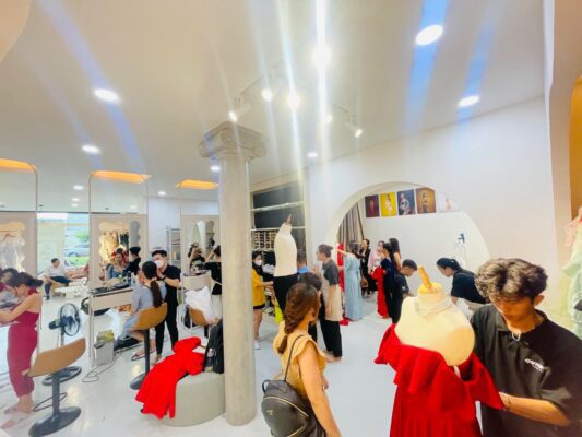 4. Trang Phục, Đạo Cụ và Địa Điểm Phù Hợp
